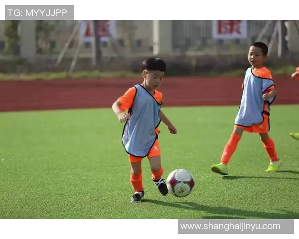 模仿达人挑战足球明星风采展现精彩瞬间与幽默魅力